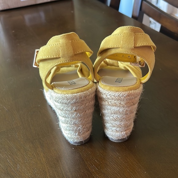 JustFab yellow espadrilles wedges, size 6 - Picture 3 of 10